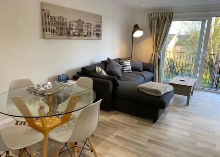 Penthouse Waterfront Apartment - St Neots