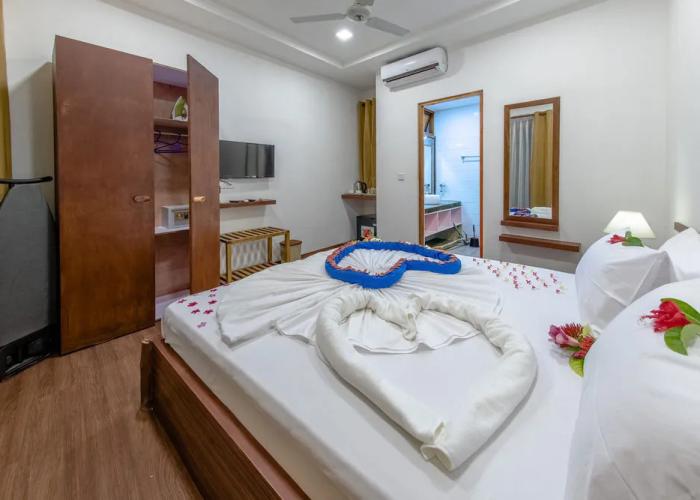 Dhiffushi White Sand Beach Hotel
