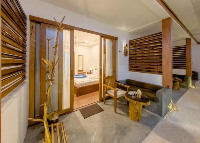 Dhiffushi White Sand Beach Hotel