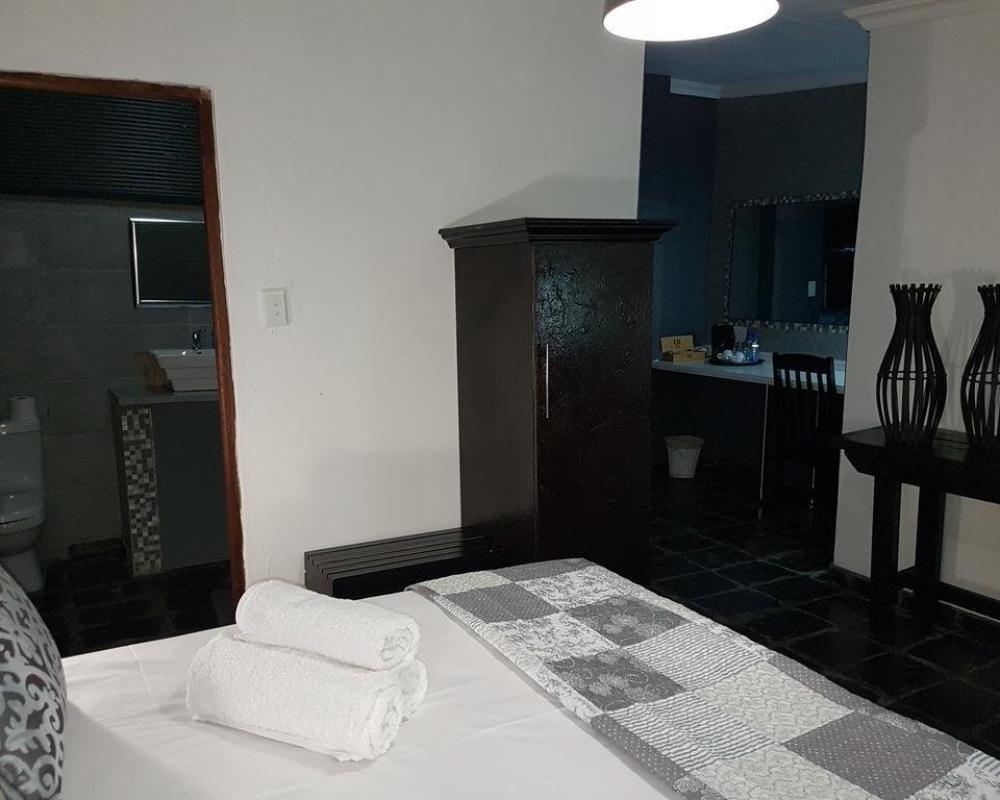 44 On Ennis Guest Lodge and Restaurant