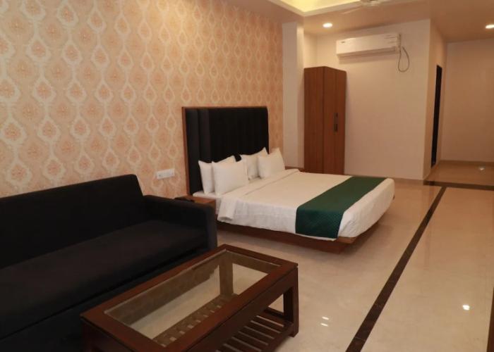 7 Vachan Lawns And Banquet