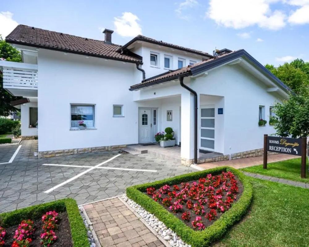 Rooms Degenija Annex