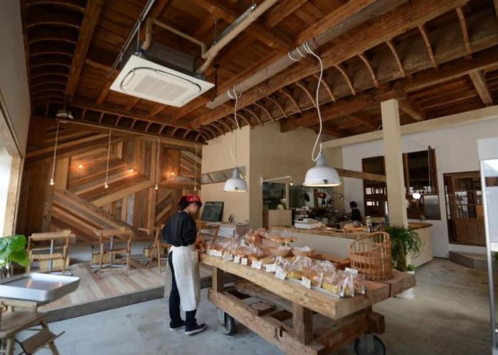 Taketa station hostel cue