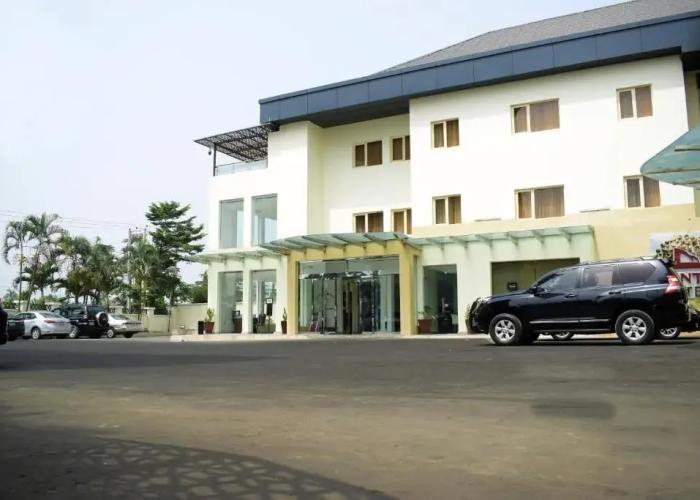 Monty Suites & Golf