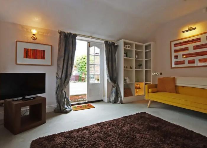 Compton House Snug