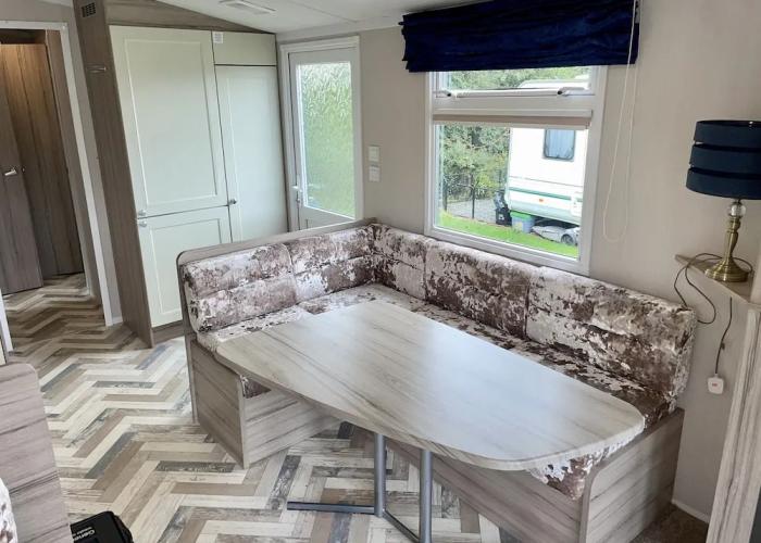 Homely 2 bed Chalet Tuxford
