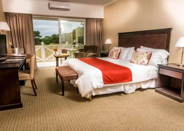 Howard Johnson Hotel & Convention Center Madariaga - Carilo