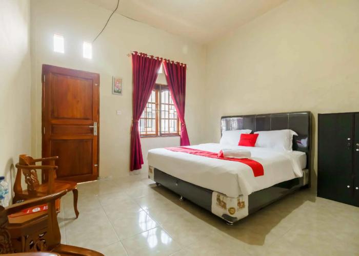 RedDoorz near Bukit Kubu Berastagi