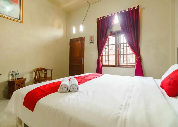 RedDoorz near Bukit Kubu Berastagi