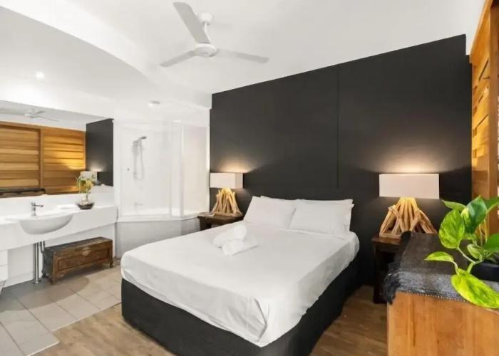Casuarina Apartment 200m from the Beach