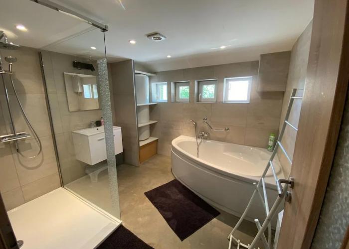 Spacious Chalet in Jalhay with Hot Tub