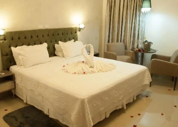 Ellus Hotel