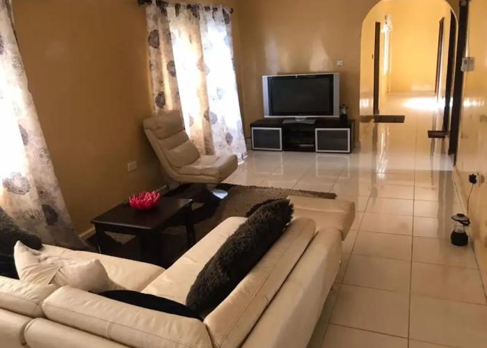 Charming 2-bed House in Brusubi