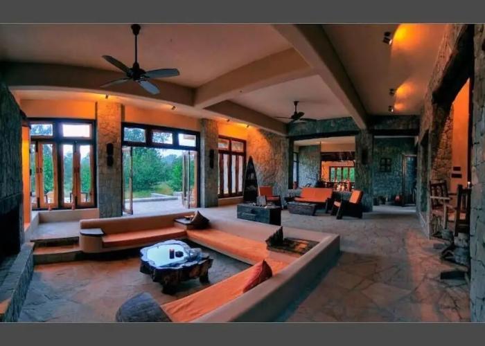 Pugdundee Safaris - Kanha Earth Lodge