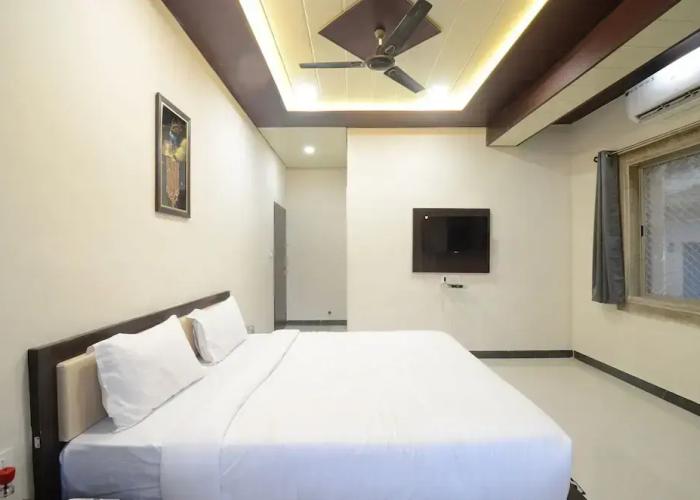 Hotel Shri Dhwaja Inn