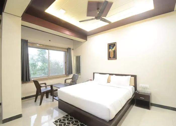 Hotel Shri Dhwaja Inn