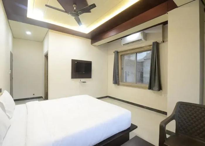 Hotel Shri Dhwaja Inn