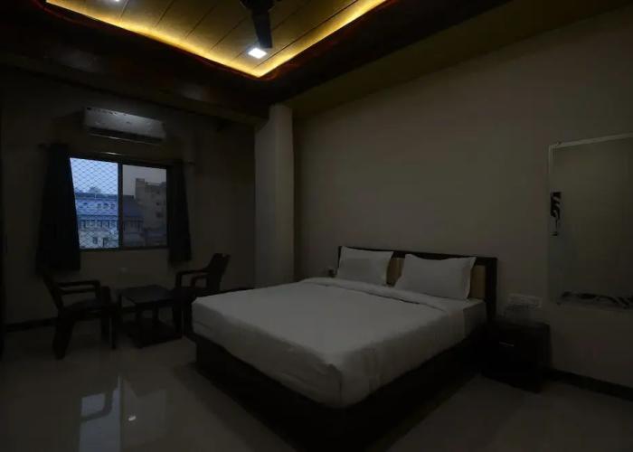 Hotel Shri Dhwaja Inn