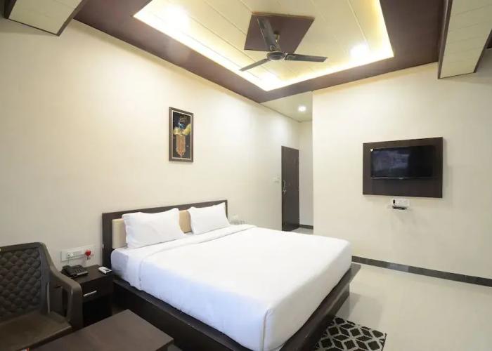Hotel Shri Dhwaja Inn