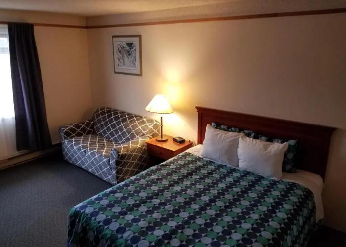 Moosomin Country Squire Inn