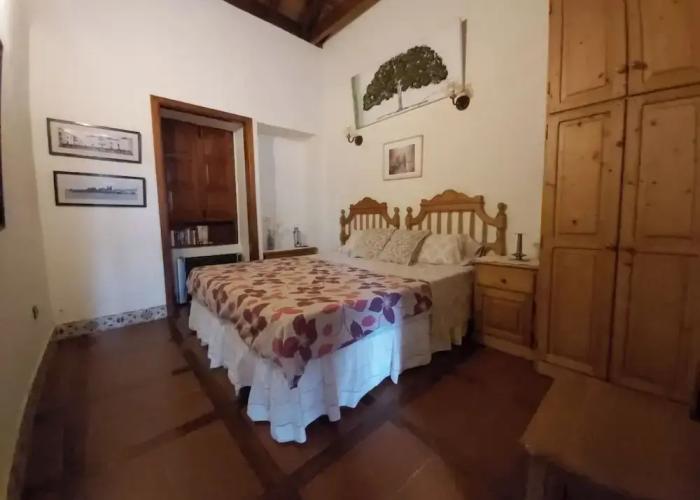Villas_and_Bungalows Villa-sleeps4-parking-garden-pool-nearairport