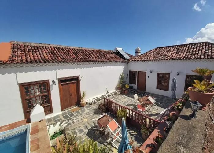 Villas_and_Bungalows Villa-sleeps4-parking-garden-pool-nearairport