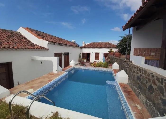 Villas_and_Bungalows Villa-sleeps4-parking-garden-pool-nearairport