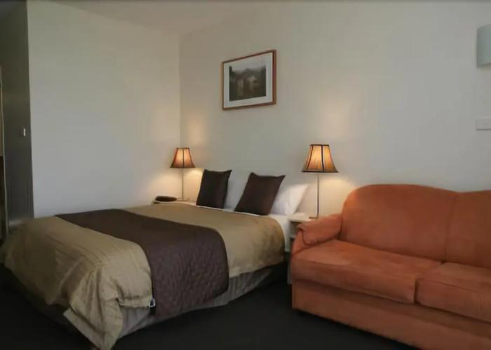 Shoreline Hotel