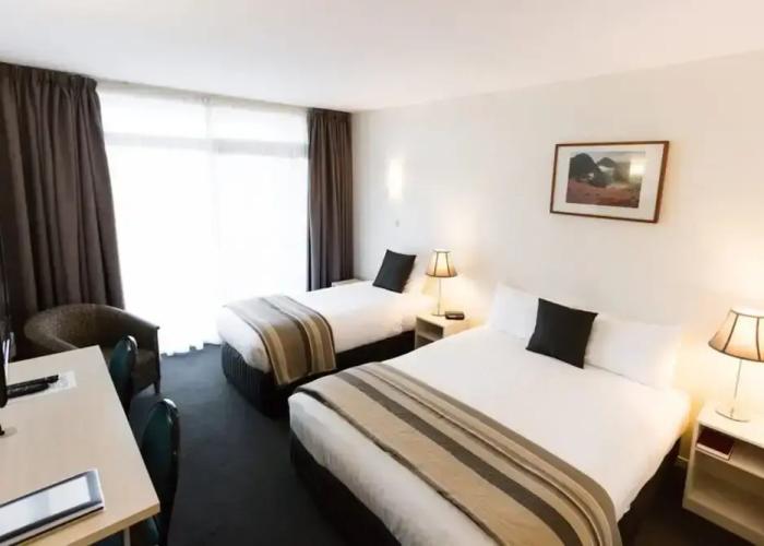 Shoreline Hotel