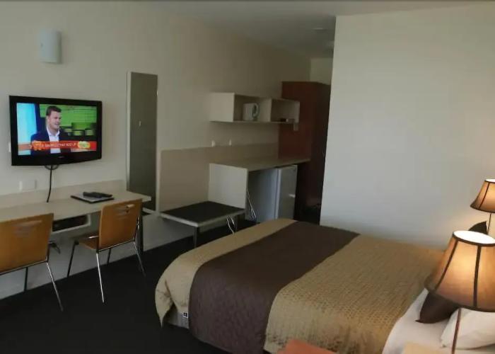 Shoreline Hotel