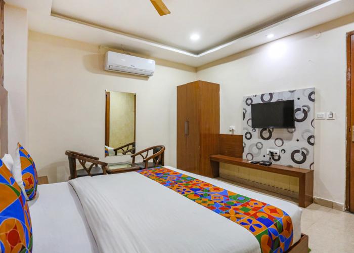 Fabhotel Frolic