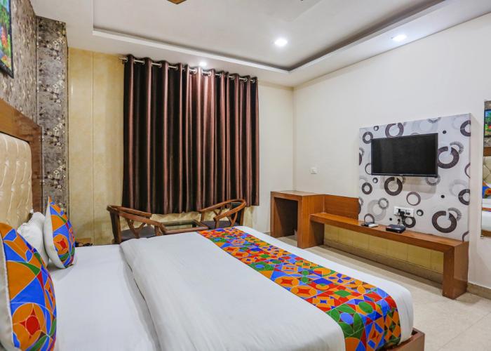 Fabhotel Frolic
