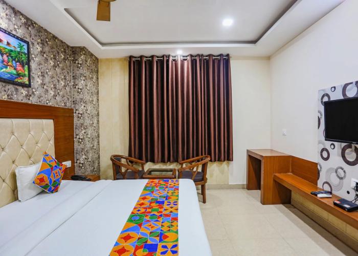 Fabhotel Frolic