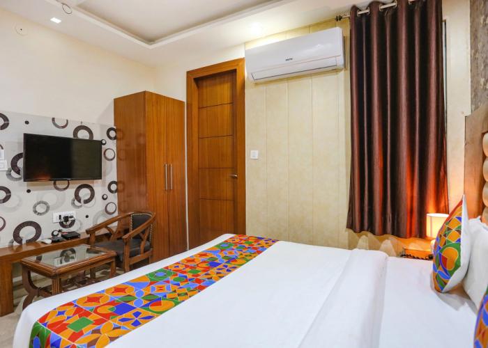 Fabhotel Frolic