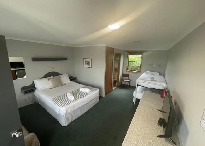 Bridport Bay Inn