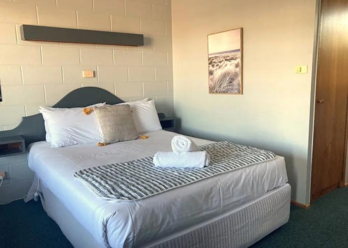 Bridport Bay Inn