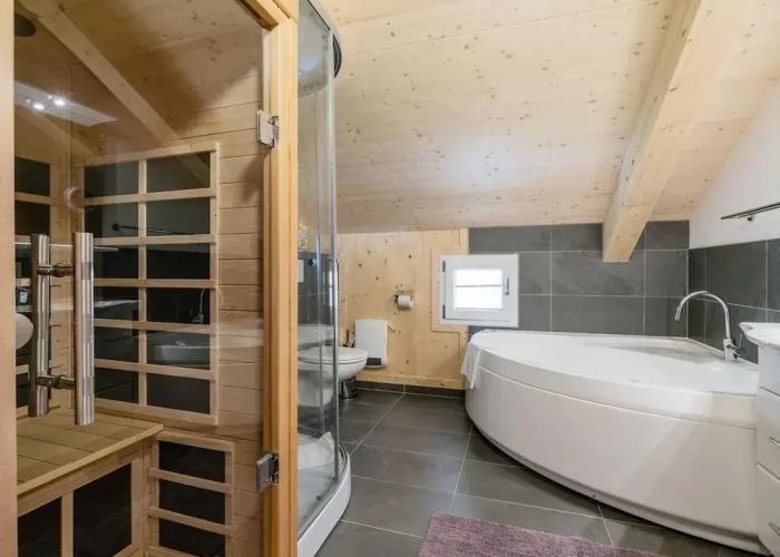 Superior Chalet With Whirlpool