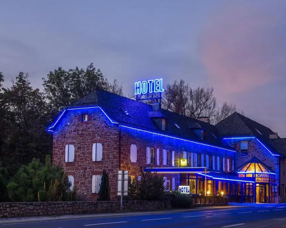 Logis Hôtel Restaurant Les 2 Rives - A75, en bordure de rivière