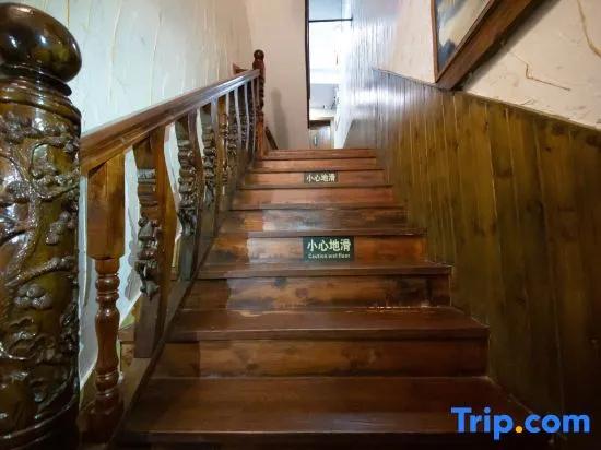 Xingfu Wutuobang Gufeng Qingshe Hostel