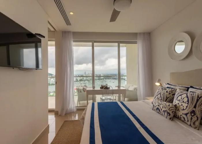 Classy 1 Bedroom Pool & Gym near Downtown