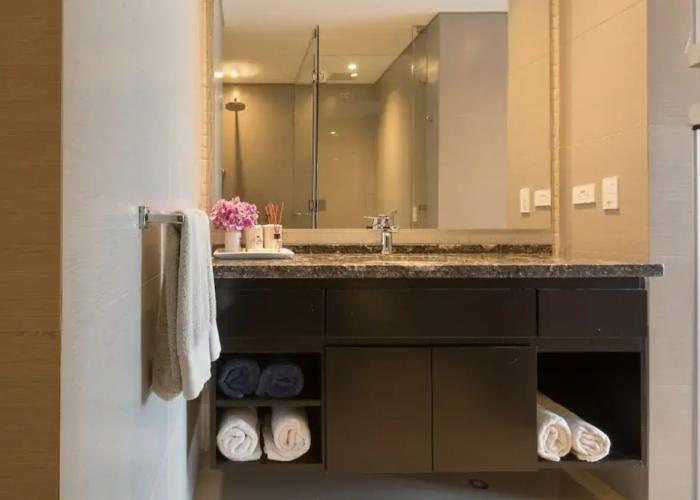Classy 1 Bedroom Pool & Gym near Downtown