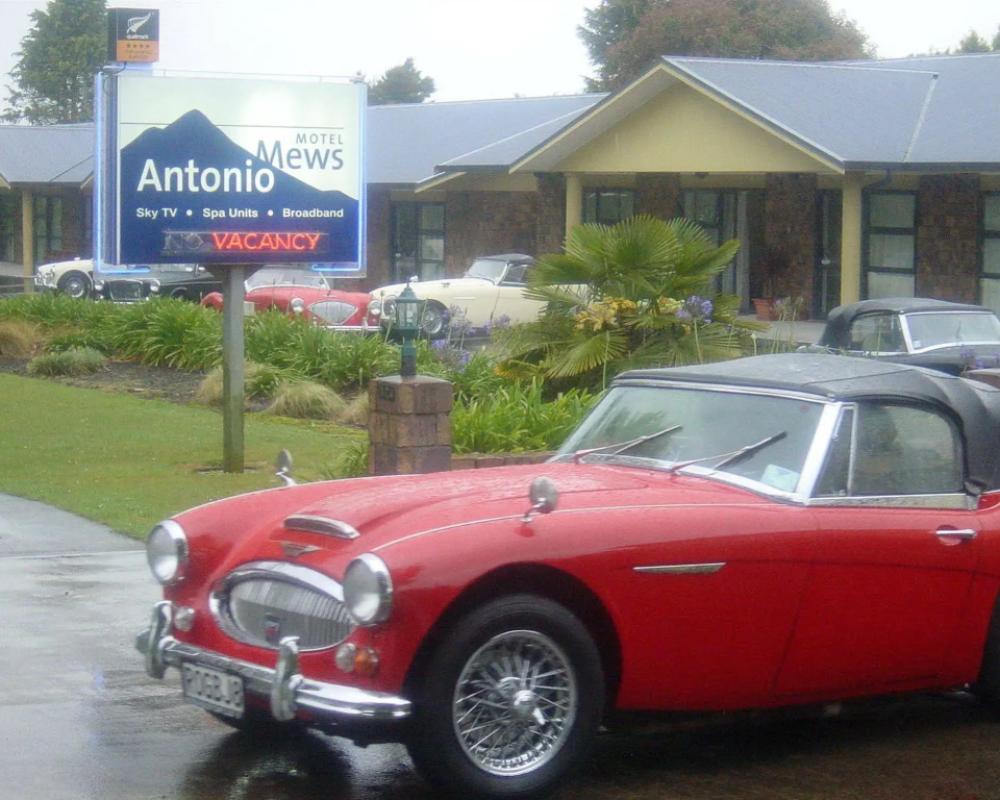 Antonio Mews Motel