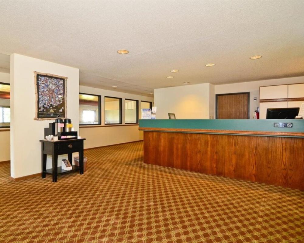 Super 8 by Wyndham Hayward WI