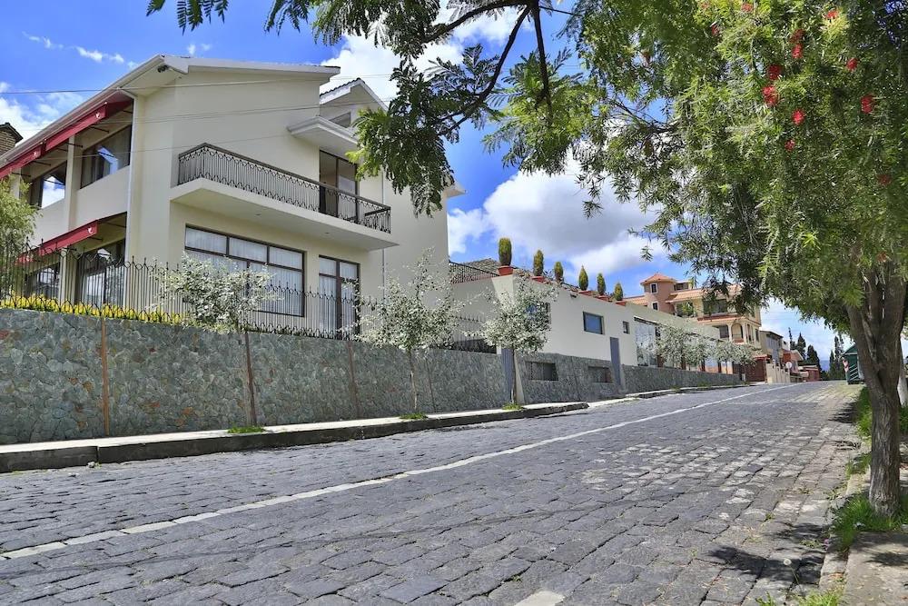 Quindeloma Art Hotel And Gallery