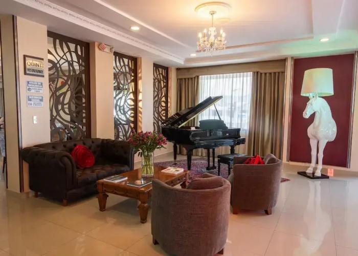 Quindeloma Art Hotel And Gallery