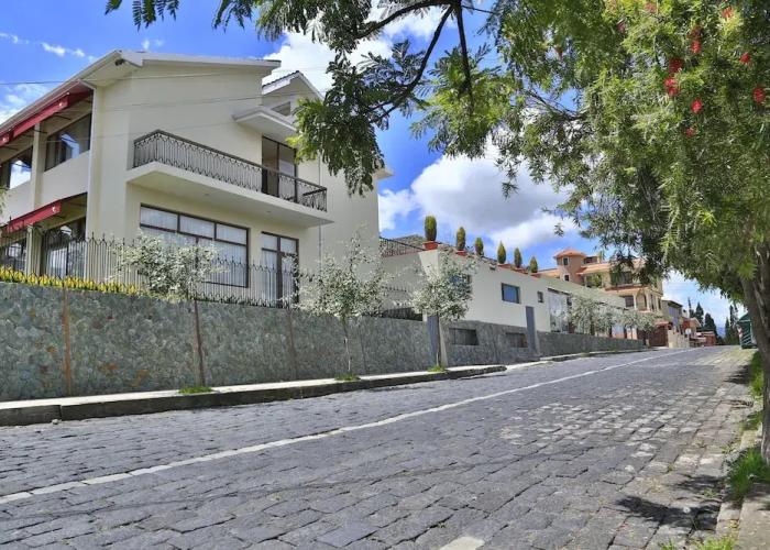 Quindeloma Art Hotel And Gallery