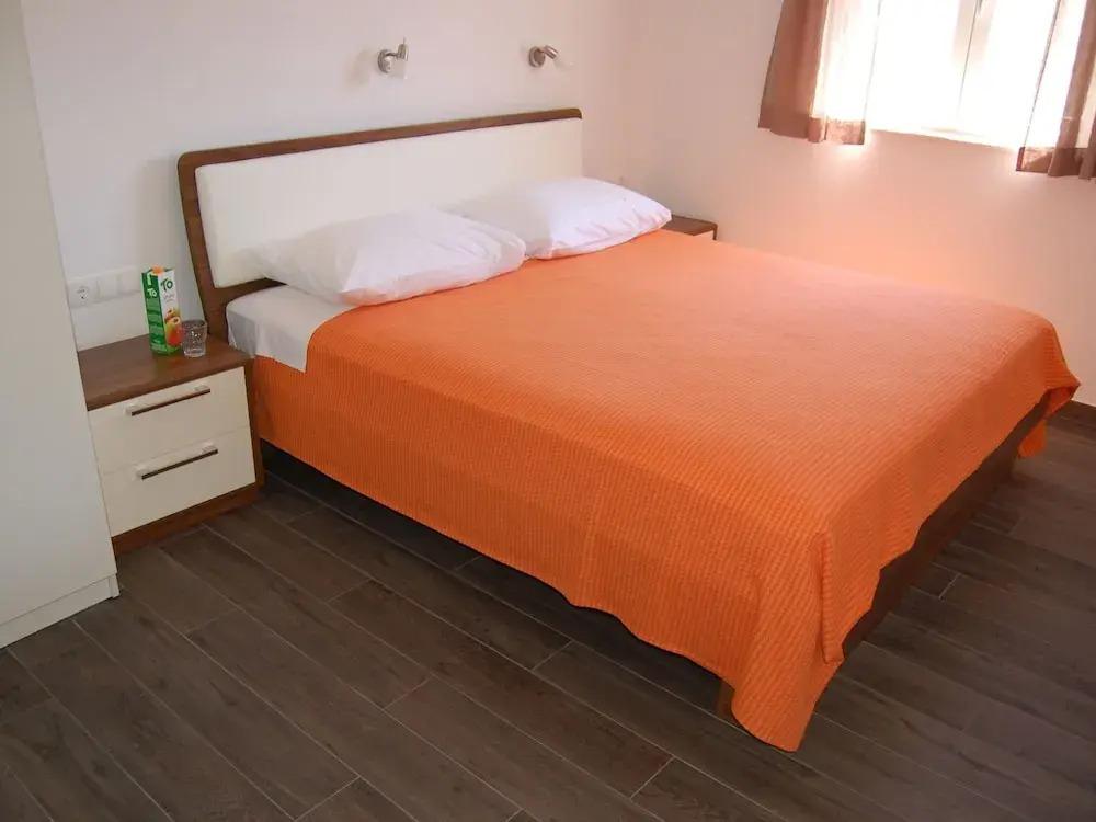 Spacious Apartment in Veli Rat With Courtyard