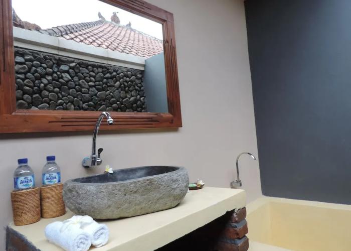 Made Taro Menjangan Homestay
