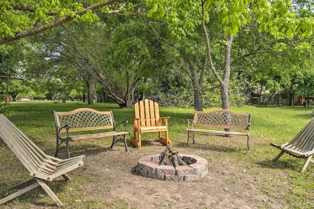 фото Betty B's River House < 1 Mi to Blanco State Park!