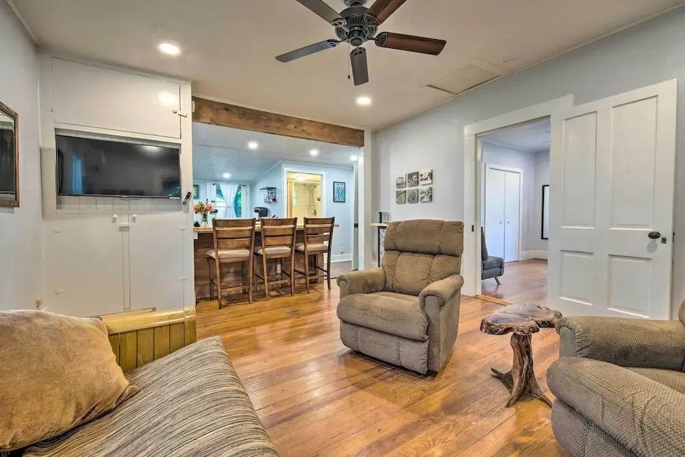 фото Betty B's River House < 1 Mi to Blanco State Park!